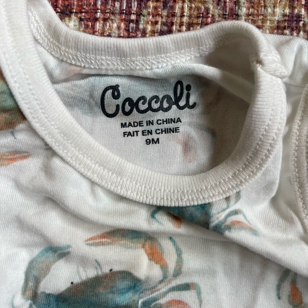 Coccoli matching set of 2 Baby Romper Tencel White with Blue and Orange Crabs - Picture 4 of 10